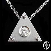 TRIANGLE - 0.1Ct. DIAMOND PENDANT 14K WHITE GOLD (TRIANGLE - 0.1Ct. DIAMANT-ANHÄNGER 14K Gold)