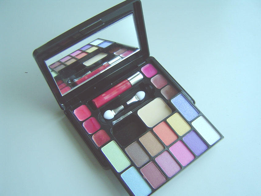 Make up kit (Make up kit)