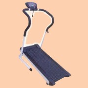 Fitness item, treadmill, indoor bicycle. (Point de remise en forme, tapis roulant, vélo d`intérieur.)