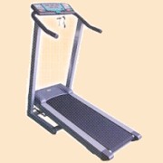 Fitness item, treadmill, indoor bicycle. (Point de remise en forme, tapis roulant, vélo d`intérieur.)