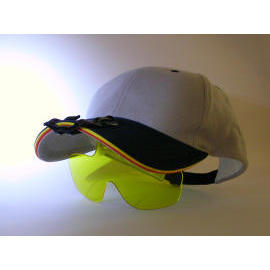 Cap-mounted adjustable visor for driving at night (Cap-montés visière réglable pour la conduite de nuit)