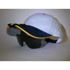 Cap-mounted adjustable visor for working under strong light (Cap-montés visière réglable pour travailler sous une forte lumière)