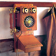 Wooden Wall Telephone (Téléphonique murale en bois)