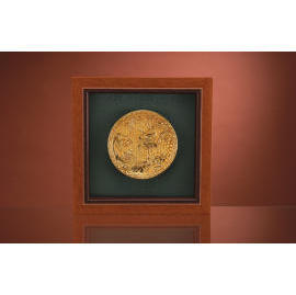 Life prolonging--The gold-leaf round plate (Prolonger la vie - L`or plaque ronde en feuilles)