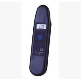 Digital tire pressure gauge