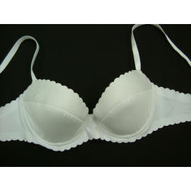 one set of brassiere (un ensemble de soutien-gorge)