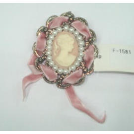 CAMEO BROOCH WITH VELVET