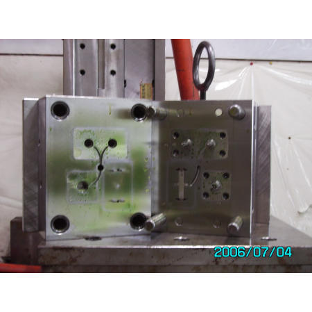 Plastic injection mold