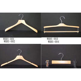Wooden hangers (Cintres en bois)