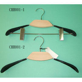 Wooden hangers (Cintres en bois)