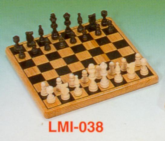 wooden chess set (Jeu d`échecs en bois)