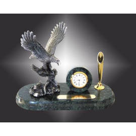 *New marble clock with pewter eagle pen desk set (* Neue Marmor Uhr mit Zinn Adler Feder Desk Set)