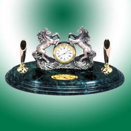 Double horses with clock pen desk set (Double chevaux avec bureau stylo REGL.HORLOGE)