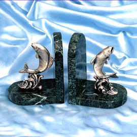 Marble bookends with pewter fish (Serre-livres en marbre avec des poissons en étain)