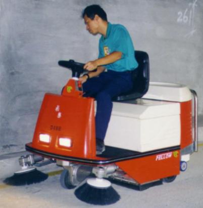 Ride-on sweeper