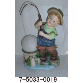 FISHING BOY W/SOLAR LIGHT (PÊCHE BOY W / LUMIERE SOLAIRE)