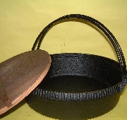 CAST IRON SUKIYAKI POT (CAST IRON SUKIYAKI POT)