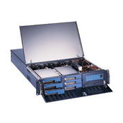 2U chassis supporting 6 SCA HDDs for RAID storage (Châssis 2U supporting 6 disques durs SCA pour le stockage RAID)