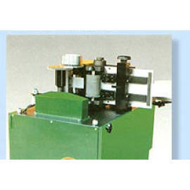 Automatic insulating paper inserting machine (L`insertion automatique de la machine d`isolation)