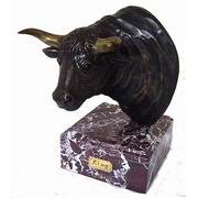 Bull Statue (Статуя быка)