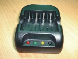 UNIVERSAL AA/AAA FAST CHARGER (UNIVERSAL AA/AAA FAST CHARGER)