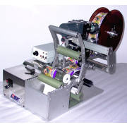 LBK-230P ROUND BOTTLE LABELING MACHINE ON TABLE (LBK-230P Etiqueteuse BOUTEILLE RONDE SUR LA TABLE)