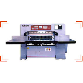 MICROCOMPUTER PAPER CUTTING MACHINE with duplex driven arm for cutting blade (MICROCOMPUTER massicot avec duplex conduit le bras pour la lame de coupe)