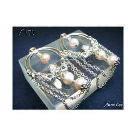 pearl earrings (Pearl Earrings)