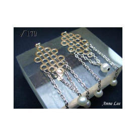 pearl earrings (Pearl Earrings)