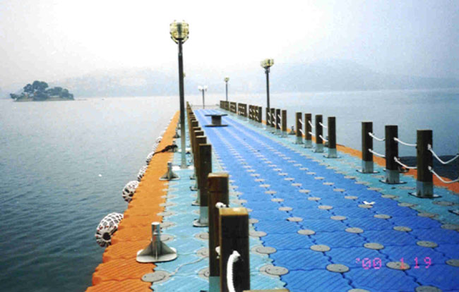  Floating Dock (Un quai flottant)