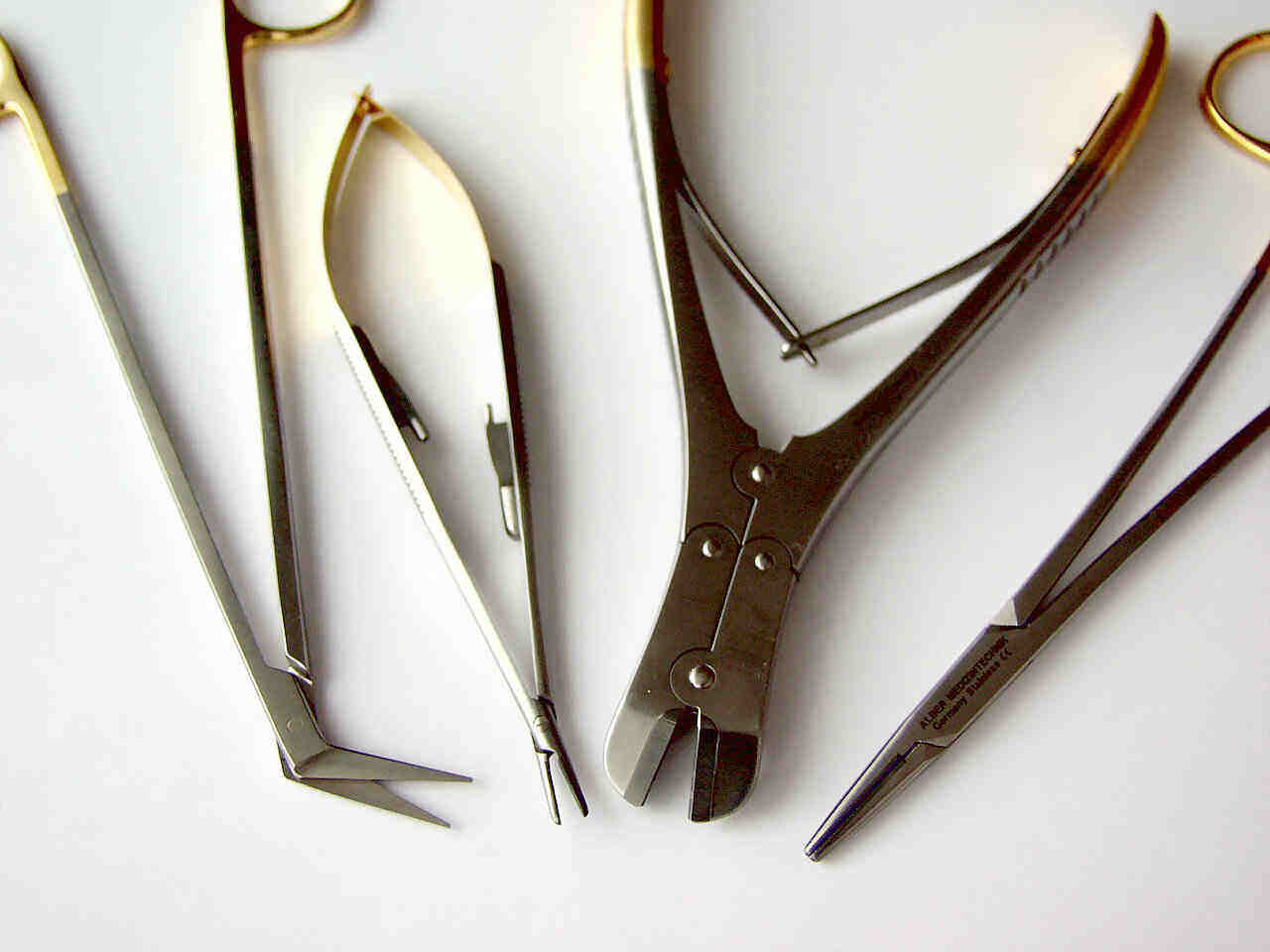  Surgical And Dental Instruments (Chirurgische und zahnärztliche Instrumente)