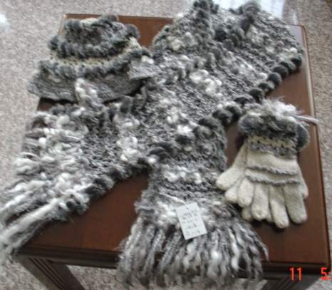  Fur Shwal, Cap And Gloves Three-piece Suit (Fur Shwal, bonnet et gants costume trois pièces)