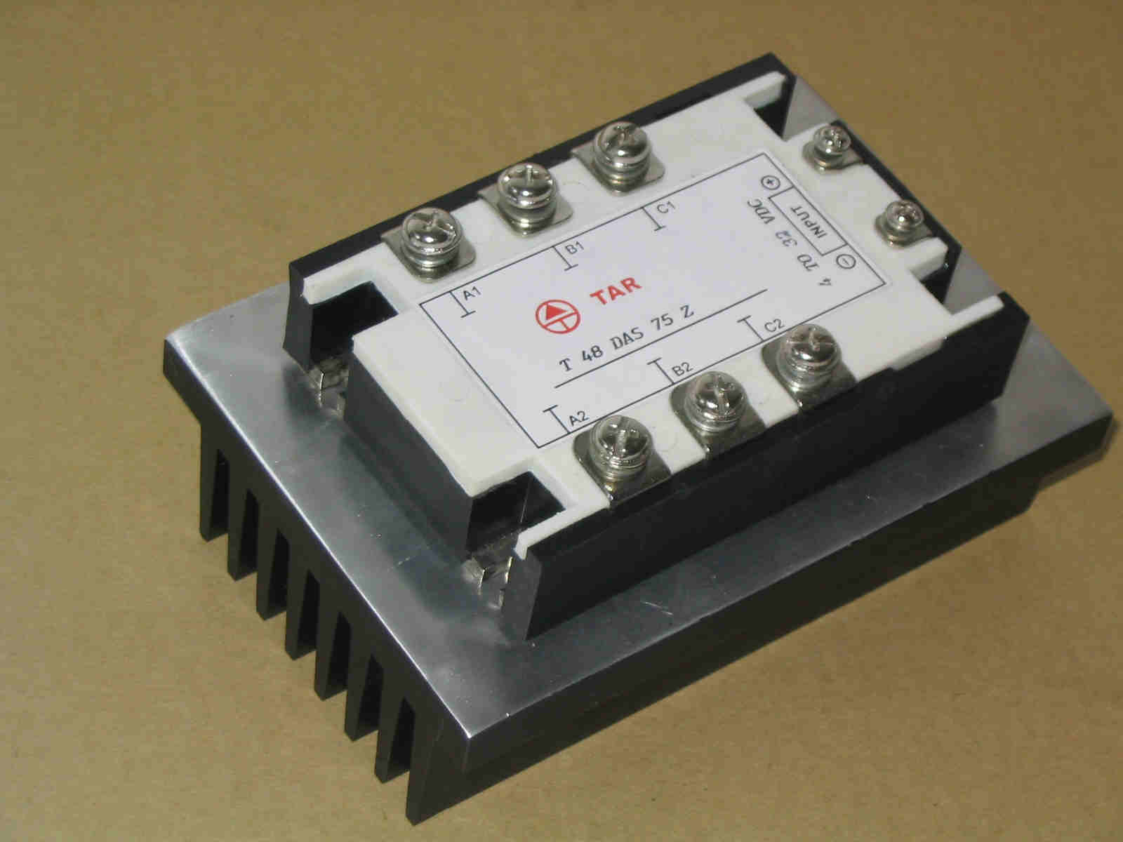  Three Phase Solid State Relay (Trois études de phase Solid State Relay)