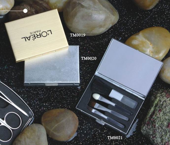 Promotional Gift, 4pc Mini Cosmetic Brush Set In Mini Aluminum Case (Рекламные подарки, 4pc мини Косметический набор кистей в мини Aluminum Case)