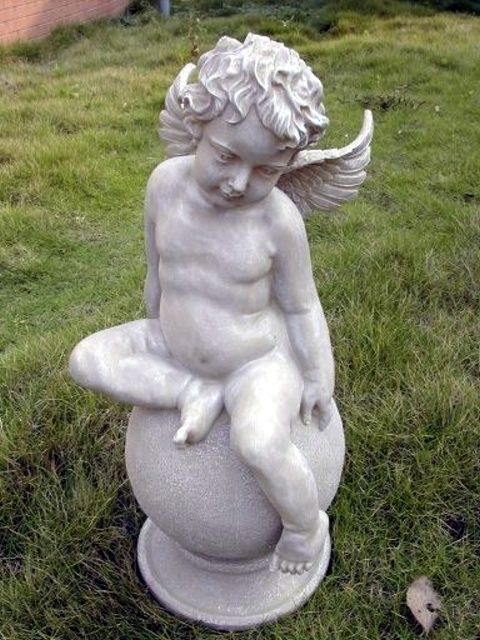  Polyresin Cherub Sitting On The Ball In Painting Color (Polyresin Херувим Sitting On The Ball в живописи цвет)