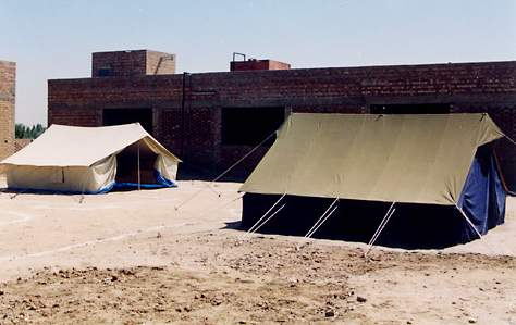  Refugee And Relief Tents (Des réfugiés et des tentes de secours)