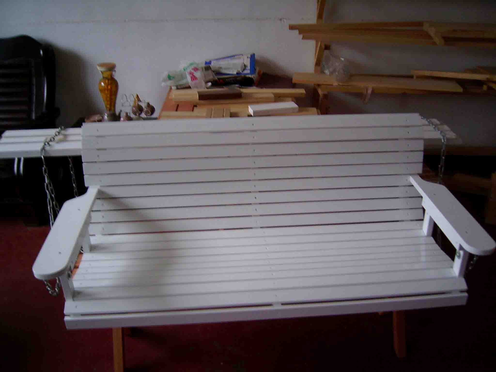 White Wooden Swing (Balançoire en bois blanc)