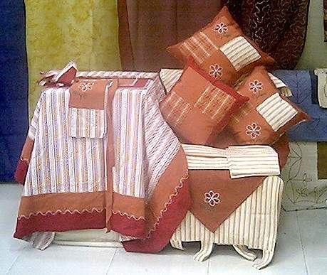  Table Cover With Cushion And Curtains (Housse de table avec coussin et rideaux)