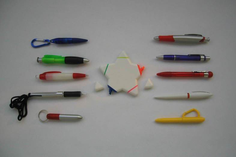  Plastic Bodied Ballpoint Pens And Highlighters (Пластиковые Bodied шариковых ручек и Highlighters)