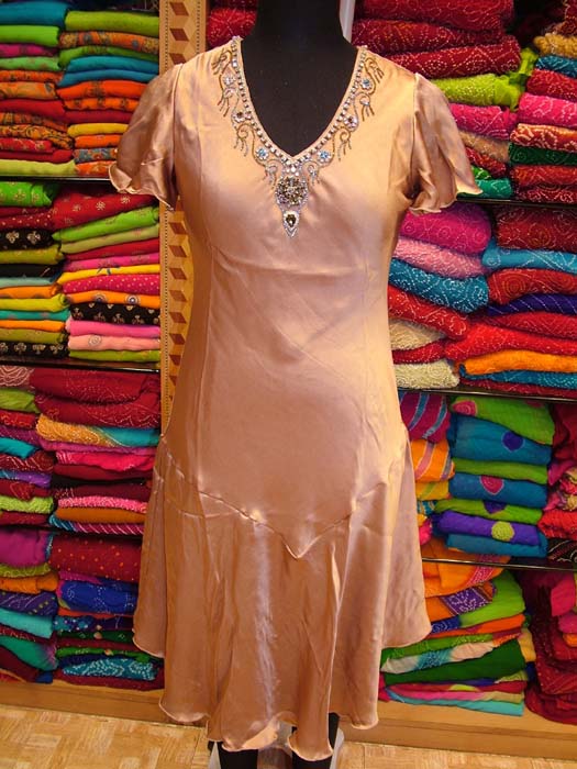  New Alka Vora Silk Dress With Stones (Alka Vora nouvelle robe de soie avec des pierres)
