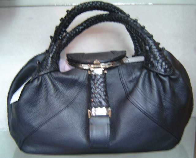  Leather Spy Handbag (Sac à main en cuir Spy)