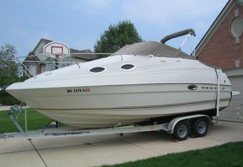  2001 Regal Luxury `01 27 Ft 2460 Commodore Boat