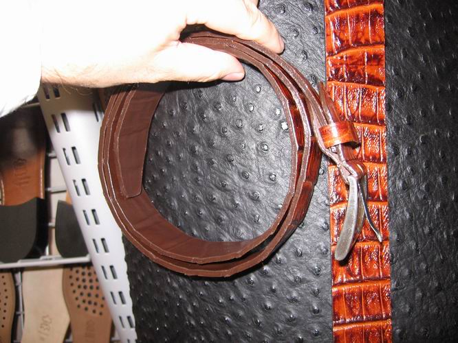  Leather For Belts (Pour que les ceintures en cuir)