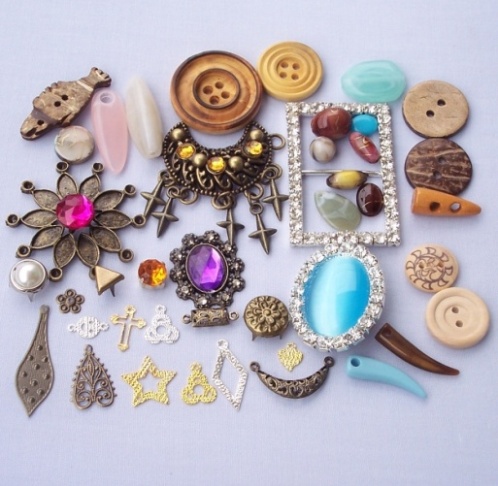  Ornaments Beads And Wooden Button ()