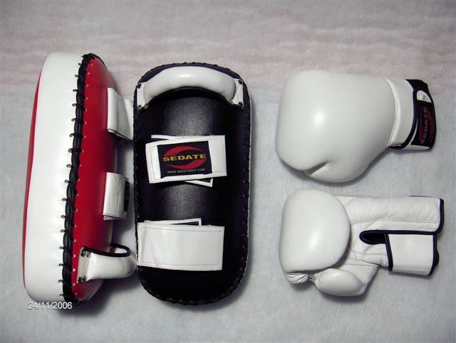  Thai Boxing Gloves And Thai Pads (Thai Boxhandschuhe und Thai-Pads)