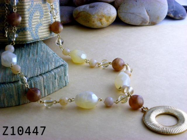  Lucite Necklace With Pendant ( Lucite Necklace With Pendant)