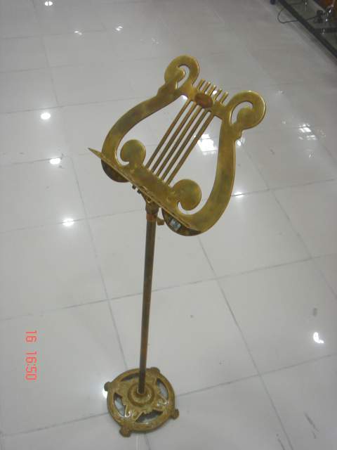  Antique Music Stand (Античная музыкальная подставка)