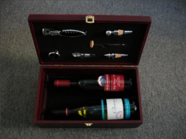  2 Bottle Wine Set With Accessories (2 bouteille de vin Set avec accessoires)