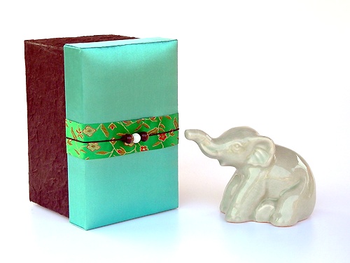 White Or Green Ceramic Elephant In Handmade Saa Paper Box (Белый или зеленый керамический слон ручной Саа в бумажной коробке)