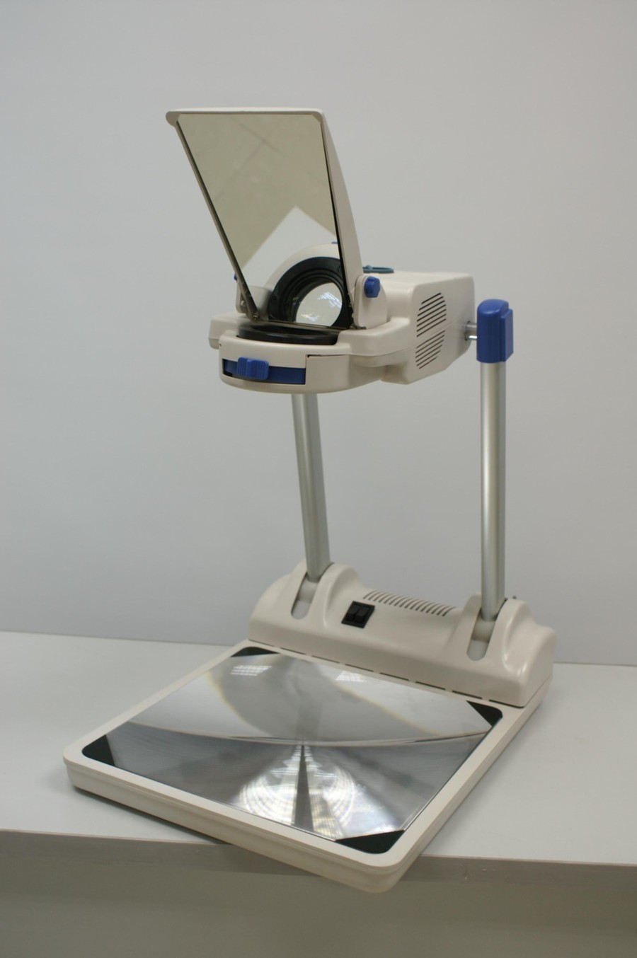  Portable Overhead Projector (Портативный кинопроектор)